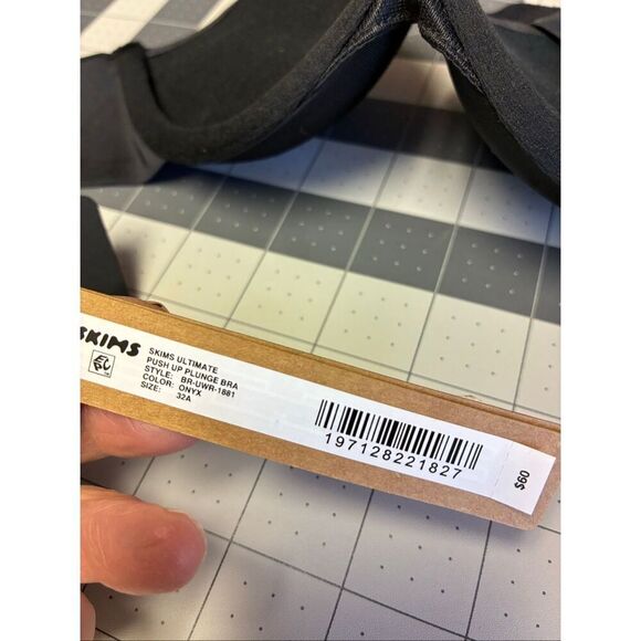 SKIMS NWT Push Up Plunge Bra in Onyx Size 32A - Picture 9 of 9